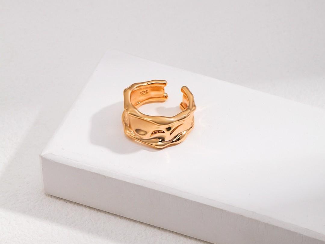 Wavy Silver Band Ring