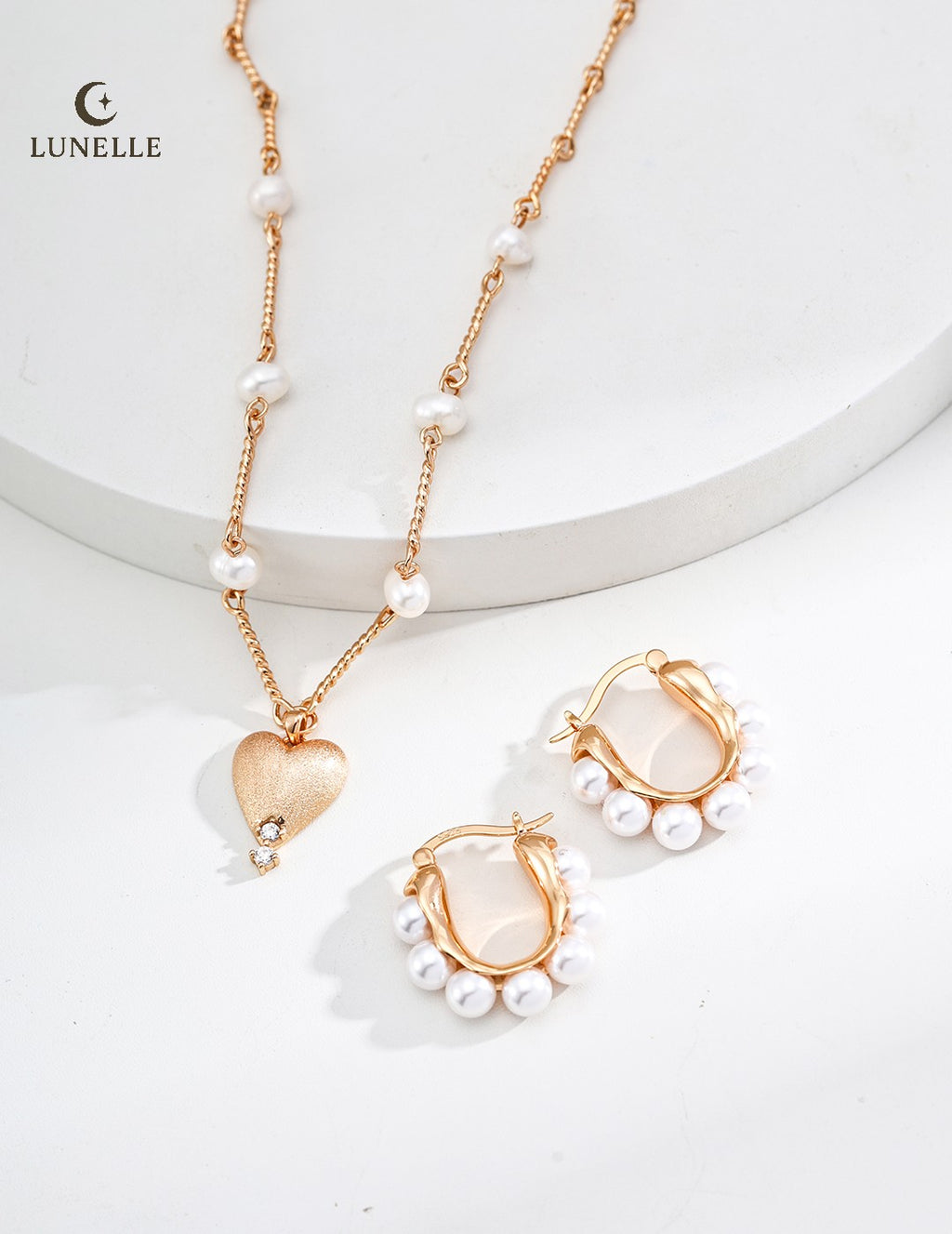 Matte Heart Pearl Necklace in Vintage Gold