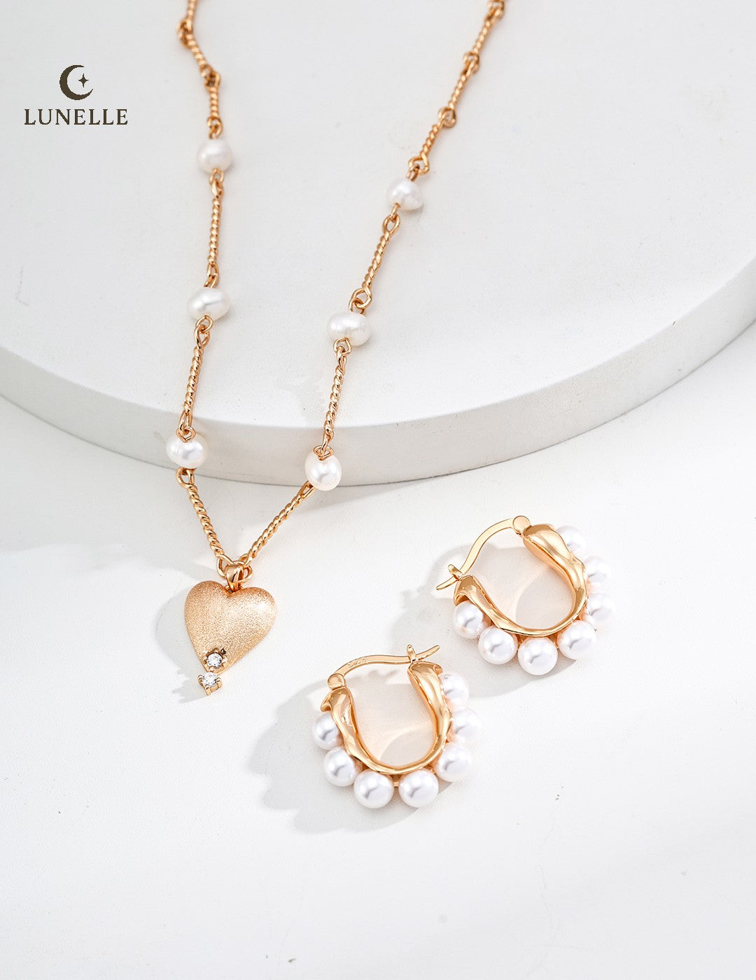 Matte Heart Pearl Necklace in Vintage Gold